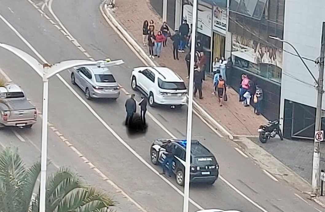 Acidente de trânsito termina em confusão e homem se pendura no capô de um  carro em Conselheiro Lafaiete; VÍDEO, Minas Gerais