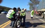 Após colidir com carreta, motociclista morre na BR-040