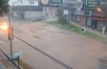 Chuvas voltam a cair com força em CL e provocam inundação em vários pontos da cidade