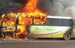 Ônibus pega fogo na BR040, próximo a Gagé, em Lafaiete