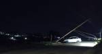 Moradores ficam sem luz após motorista bater em poste no bairro Tiradentes