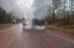 Bombeiros combatem incêndio em caminhão que transportava minério na BR-040, em Congonhas