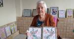 Dona Mariazinha, de 95 anos,  se encantou pela arte de colorir 