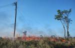 Bombeiros  combatem  incêndio às margens da rodovia BR-040, em Lafaiete