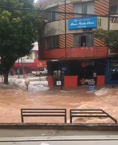 Temporal causa estragos em Minas; houve inundações em Conselheiro Lafaiete  e uma tenda ficou alagada em Santa Luzia, Minas Gerais