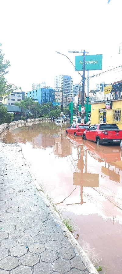 Temporal causa estragos em Minas; houve inundações em Conselheiro Lafaiete  e uma tenda ficou alagada em Santa Luzia, Minas Gerais