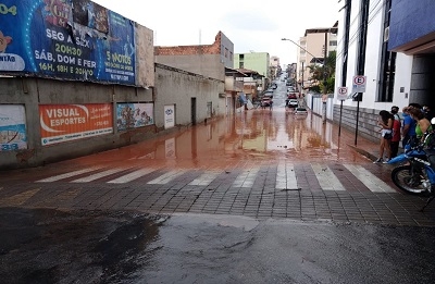 Temporal causa estragos em Minas; houve inundações em Conselheiro Lafaiete  e uma tenda ficou alagada em Santa Luzia, Minas Gerais