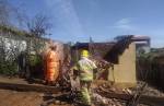 Bombeiros combatem incêndio em lar para pessoas carentes em Entre Rios de Minas