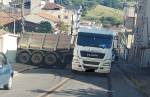 Caminhão bate em muro de residência na rua Firmino Lana