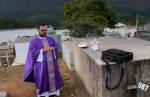 Dia de Finados: padre celebra missa no túmulo da avó em Ouro Branco