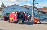 Ciclista é levado ao hospital após cair em via pública no bairro Santa Matilde