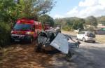 Mulher morre em acidente entre carro e ônibus