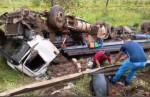 Motorista escapa ileso após capotamento de carreta na BR-040 em Carandaí